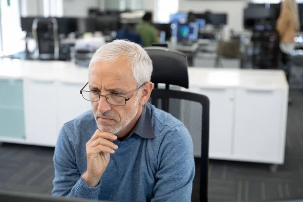 Hombre Negocios Caucásico Mayor Con Gafas Que Trabajan Oficina Moderna —  Fotos de Stock