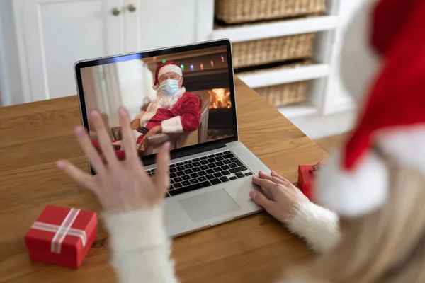 Vit Kvinna Spenderar Tid Hemma Vid Jul Använder Laptop Dator — Stockfoto