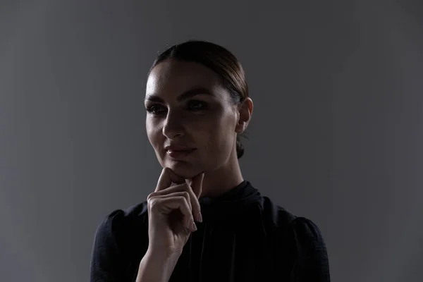 Retrato Uma Atraente Mulher Profissional Caucasiana Confiante Com Cabelos Longos — Fotografia de Stock