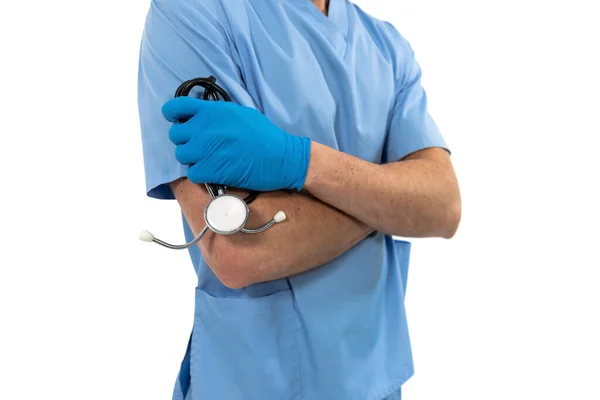 防護手術用手袋 スクラブを着用し 腕で聴診器を保持している男性外科医の中央部は白い背景に交差した 医学健康コロナウイルスCovid 19パンデミック — ストック写真