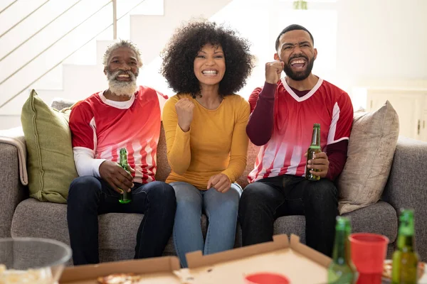 Uomini Donne Afroamericani Più Generazioni Casa Seduti Sul Divano Salotto — Foto Stock