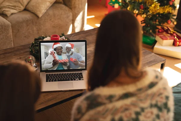 Zadní Pohled Ženu Dceru Jak Mají Videokall Starším Párem Santa — Stock fotografie