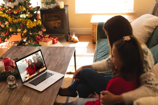 Woman Daughter Sitting Couch Having Videocall Couple Santa Hats Smiling — Stock Photo, Image