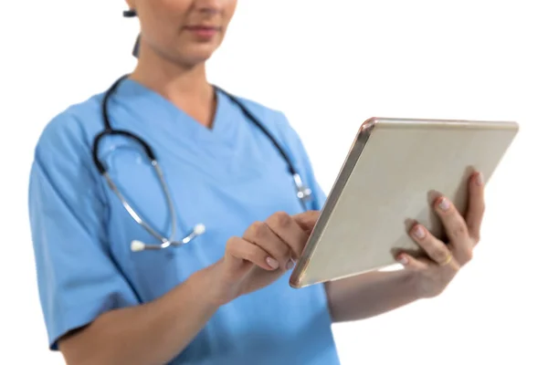 白种人女外科医生的中间部分 戴着刷子和听诊器 在白色背景上使用数字平板 科维德19大流行病 — 图库照片