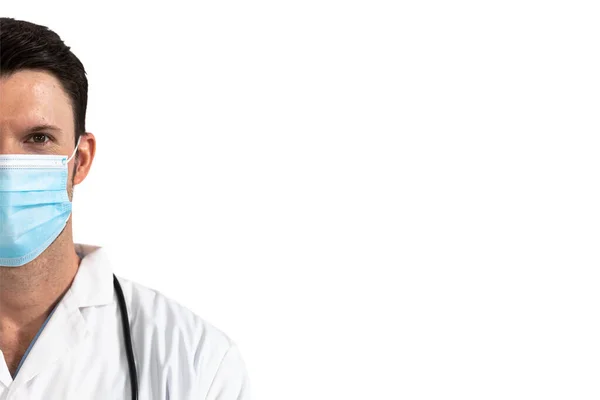 白种人男医生头戴口罩 听诊器和实验室外套 在白色背景下看着相机的画像 科维德19大流行病 — 图库照片
