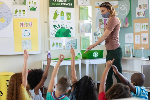 Biała Nauczycielka Masce Szkole Ucząca Dzieci Klasie Edukacja Powrotem Bezpieczeństwa — Zdjęcie stockowe