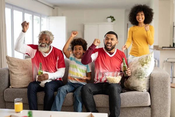 Familia Afroamericana Varias Generaciones Casa Sentada Sofá Sala Estar Viendo — Foto de Stock