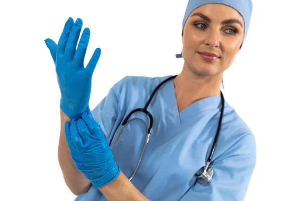 Blanke Vrouwelijke Chirurg Zet Beschermende Chirurgische Handschoenen Aan Het Dragen — Stockfoto