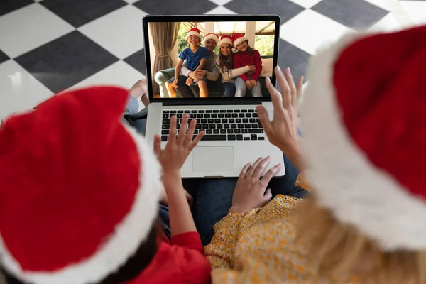 Vue Arrière Femme Fille Dans Des Chapeaux Père Noël Agitant — Photo