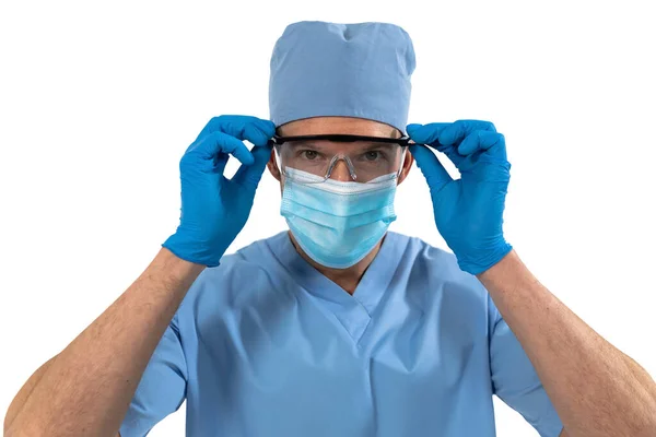 Portret Białego Chirurga Noszącego Okulary Ochronne Maskę Twarzy Rękawiczki Chirurgiczne — Zdjęcie stockowe