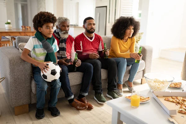 Multi Generatie Afro Amerikaanse Familie Thuis Zitten Bank Woonkamer Kijken — Stockfoto