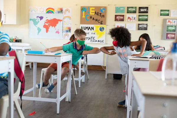 Blanke Lerares Draagt Gezichtsmasker School Geeft Les Aan Kinderen School — Stockfoto