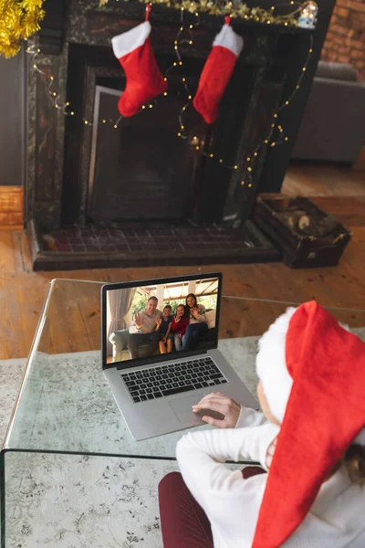 Rückansicht Einer Frau Mit Weihnachtsmann Hut Die Hause Mit Ihrer — Stockfoto