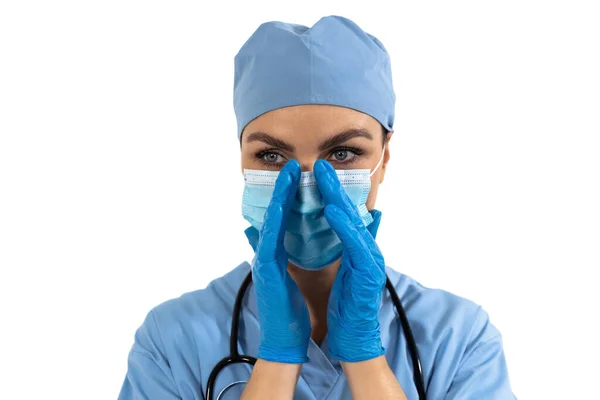 Blanke Vrouwelijke Chirurg Draagt Gezichtsmasker Chirurgische Handschoenen Scrubs Stethoscoop Witte — Stockfoto