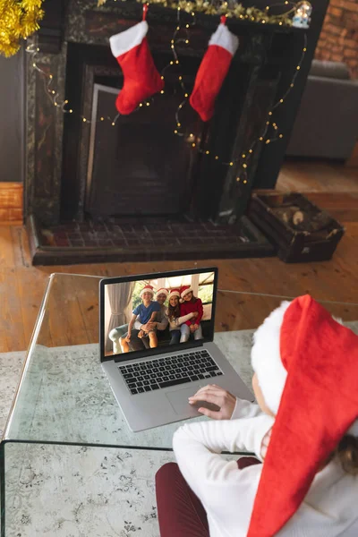 Rückansicht Einer Frau Mit Weihnachtsmann Hut Die Hause Ein Videotelefon — Stockfoto