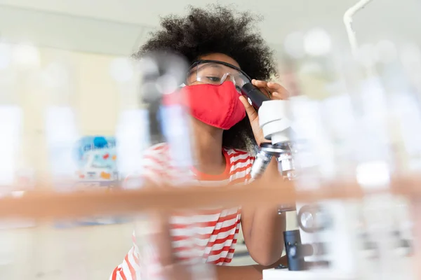 一个戴着面具和显微镜的女学生的画像 Covid19 Coronavirus大流行病期间重返校园健康安全教育 — 图库照片