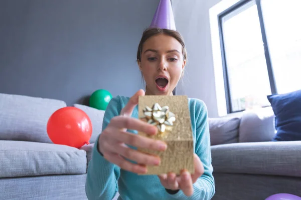 Blanke Vrouw Thuis Vieren Verjaardag Woonkamer Dragen Feestmuts Hijgend Verrassing — Stockfoto