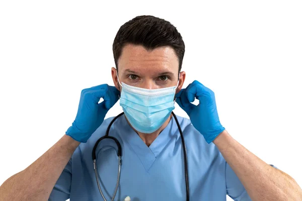 Retrato Cirujano Caucásico Con Mascarilla Protectora Guantes Quirúrgicos Matorrales Estetoscopio — Foto de Stock