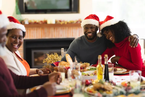 모자를 껴안고 거실에서 점심을 연인들이 크리스마스 컨셉트 — 스톡 사진