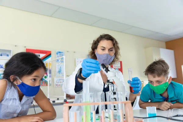 Biała Nauczycielka Masce Szkole Ucząca Dzieci Klasie Edukacja Powrotem Bezpieczeństwa — Zdjęcie stockowe