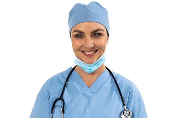 白人女性外科医の顔のマスク 頭蓋骨と聴診器を着て白い背景にカメラに笑みを浮かべての肖像画 医学健康コロナウイルスCovid 19パンデミック — ストック写真