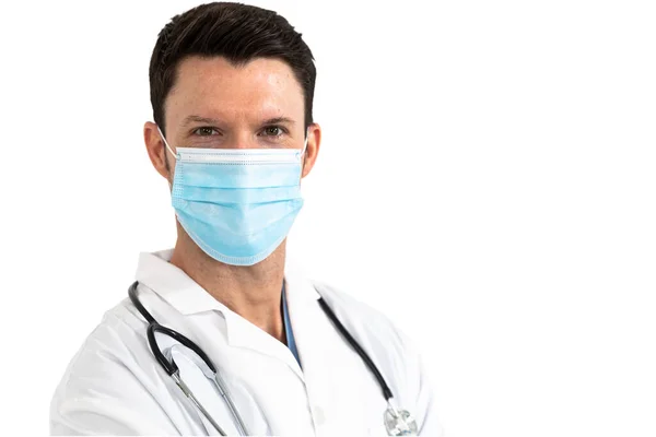 Retrato Médico Masculino Caucasiano Usando Máscara Facial Estetoscópio Jaleco Olhando — Fotografia de Stock