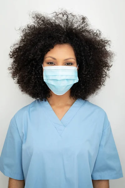 Porträt Einer Afroamerikanischen Gesundheitshelferin Mit Afro Haaren Die Gesichtsmaske Trägt — Stockfoto