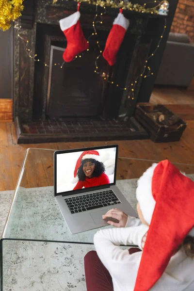 Vista Trasera Mujer Sombrero Santa Que Tiene Videocall Con Otra — Foto de Stock
