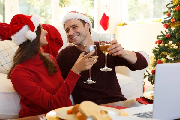 Casal Vestindo Chapéus Papai Noel Olhando Para Outro Sorrindo Brindando — Fotografia de Stock