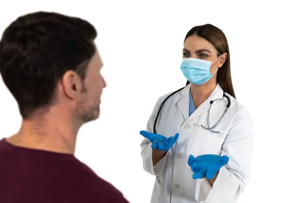 Médica Branca Usando Máscara Facial Jaleco Estetoscópio Conversando Com Paciente — Fotografia de Stock