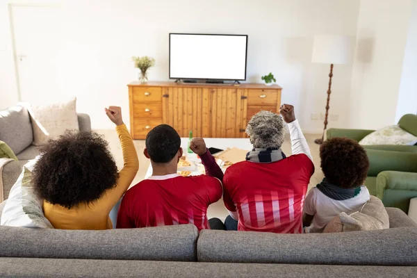 Multi Generatie Afro Amerikaanse Familie Thuis Zitten Bank Woonkamer Kijken — Stockfoto