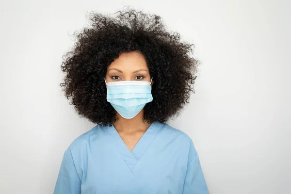 Portret Afroamerykanki Pracującej Opiece Zdrowotnej Afro Włosami Masce Patrzącej Kamerę — Zdjęcie stockowe