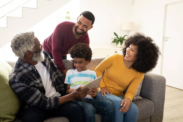 Multi Generatie Afro Amerikaanse Familie Thuis Zitten Bank Woonkamer Met — Stockfoto