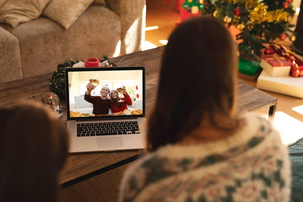 Zadní Pohled Ženu Syna Jak Mají Videokall Párem Santových Kloboucích — Stock fotografie