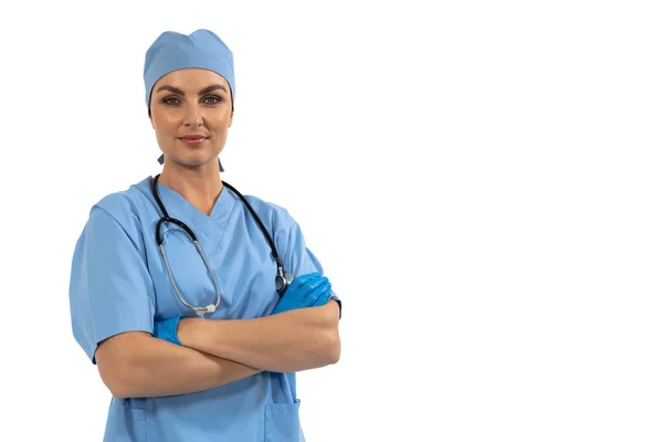 白种人女外科医生头戴外科手套 刷子和听诊器 双手交叉在白色背景上站立的画像 科维德19大流行病 — 图库照片