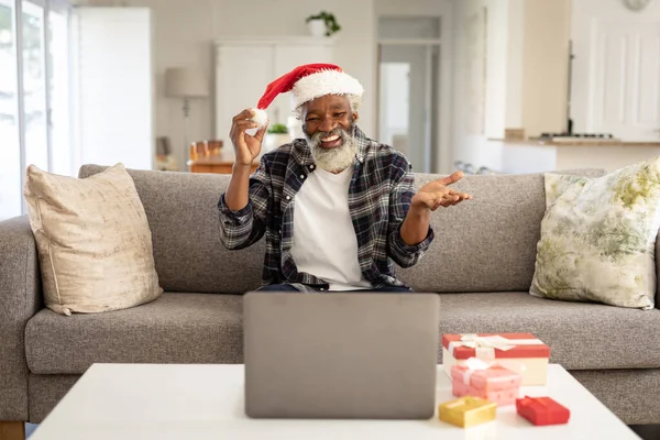 Afro Amerikaanse Man Thuis Zitten Bank Woonkamer Met Behulp Van — Stockfoto