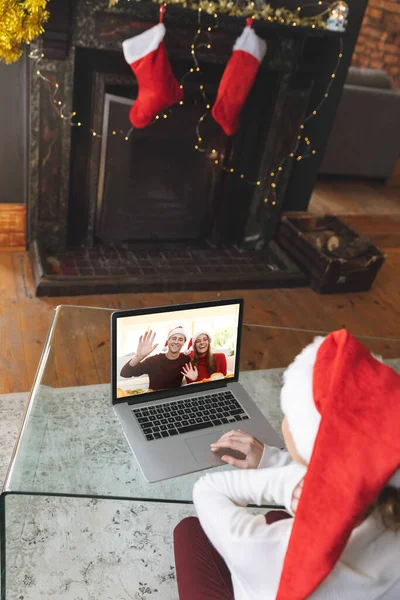 Achteraanzicht Van Vrouw Kerstman Hoed Met Een Videocall Met Paar — Stockfoto