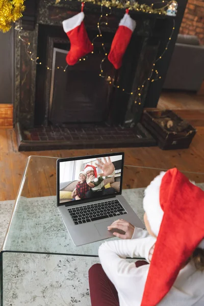 Vista Trasera Mujer Sombrero Santa Que Tiene Videocall Con Hombre — Foto de Stock