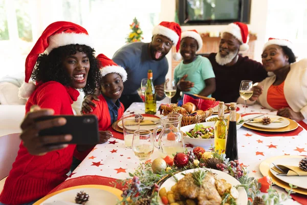 Multi Generace Rodina Nosí Santa Klobouky Brát Selfie Chytrého Telefonu — Stock fotografie