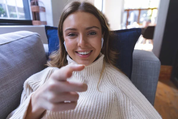 Biała Kobieta Spędza Czas Domu Siedząc Salonie Wykonując Wideo Rozmowę — Zdjęcie stockowe