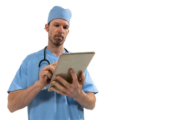 Biały Chirurg Noszący Fartuch Stetoskop Użyciem Cyfrowej Tabletki Białym Tle — Zdjęcie stockowe