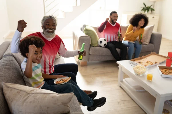 Multi Generatie Afro Amerikaanse Familie Thuis Zitten Bank Woonkamer Kijken — Stockfoto