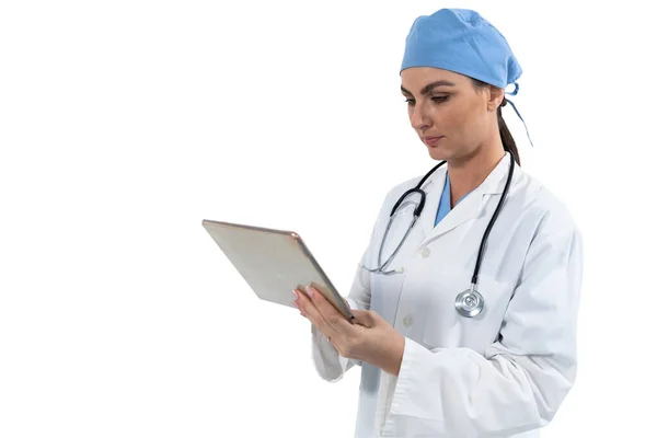 Blanke Vrouwelijke Chirurg Met Labjas Scrubs Stethoscoop Met Digitale Tablet — Stockfoto