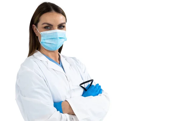 Portret Białej Lekarki Masce Rękawiczkach Chirurgicznych Stetoskopie Płaszczu Laboratoryjnym Skrzyżowanymi — Zdjęcie stockowe