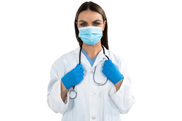 Retrato Doctora Caucásica Usando Mascarilla Facial Guantes Quirúrgicos Estetoscopio Bata — Foto de Stock