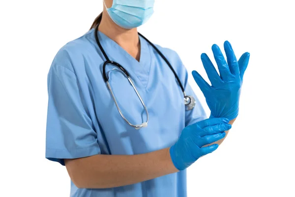 Środkowa Część Żeńskiego Chirurga Zakładającego Ochronne Rękawice Chirurgiczne Noszącego Fartuchy — Zdjęcie stockowe
