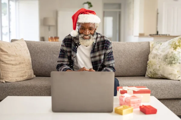 Afroamerikansk Man Hemma Sitter Soffan Vardagsrummet Använder Laptop Video Chatta — Stockfoto