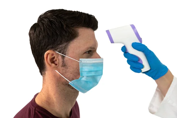 Blanke Man Met Gezichtsmasker Temperatuur Gecontroleerd Met Digitale Thermometer Witte — Stockfoto