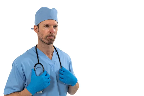 Blanke Mannelijke Chirurg Draagt Beschermende Chirurgische Handschoenen Scrubs Houdt Stethoscoop — Stockfoto