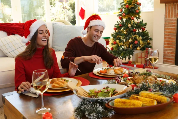 Pärchen Die Hause Wohnzimmer Sitzen Und Gemeinsam Mittag Essen Weihnachtsfest — Stockfoto